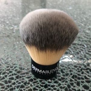Blending brush by dermablend